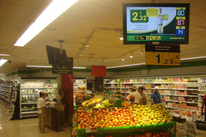 Una pantalla digital, en un supermercado
