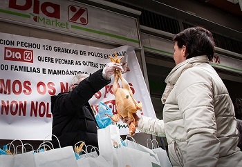 Upa regala pollos a la puerta de un súper de Dia en Santiago